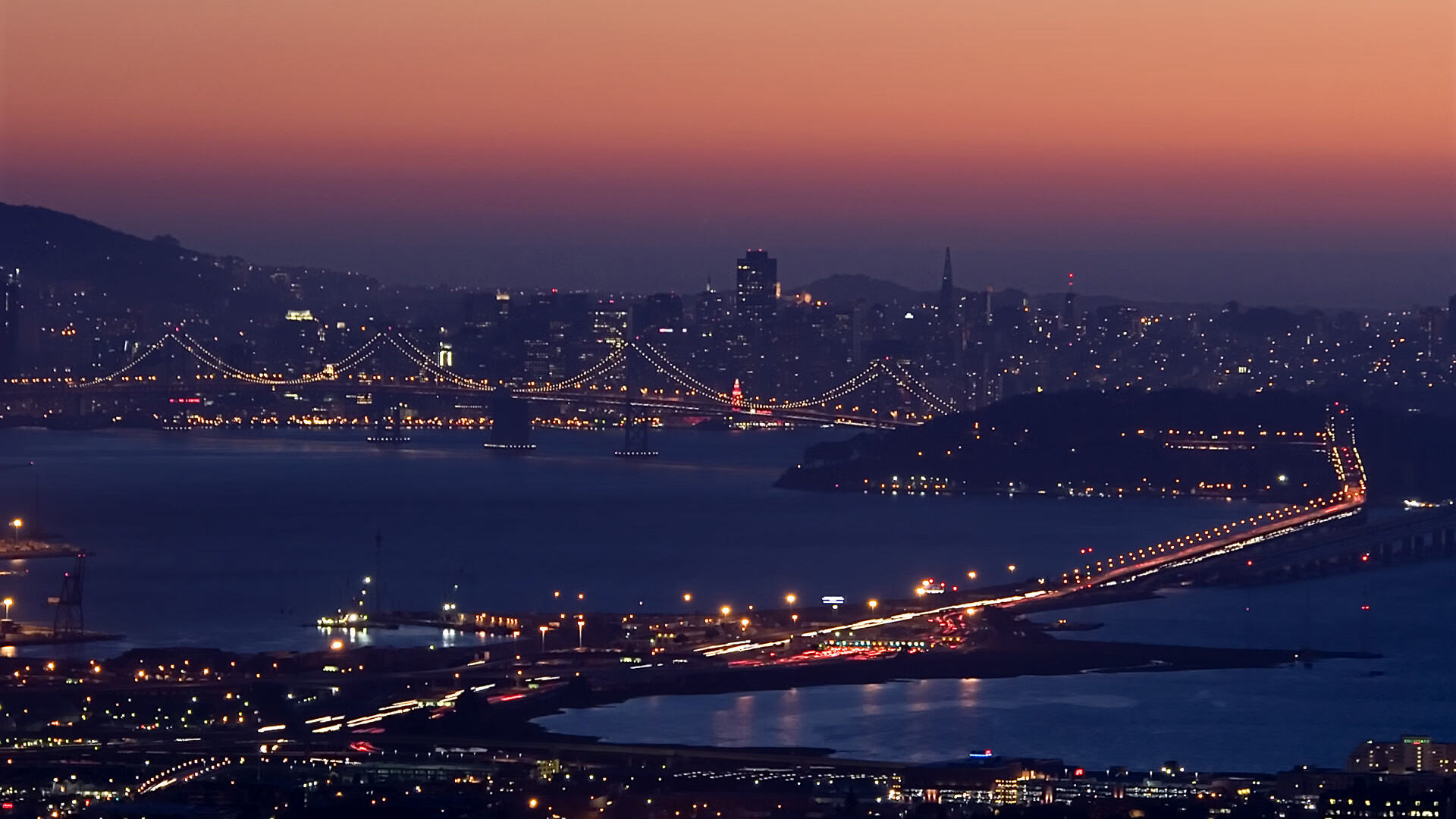 背泳选手出发入水角度精准推进效率高,早期的背泳只是仰浮在水面上