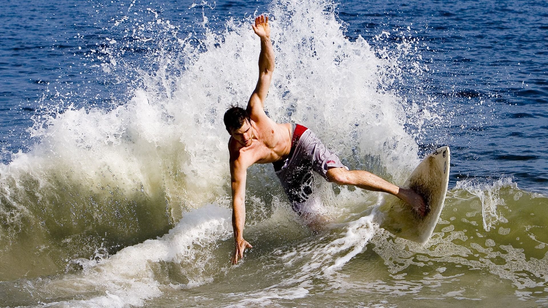 爱游戏电竞-电竞内容全产业链布局：从赛事、直播到文化衍生品的多元拓展，何为电竞产业